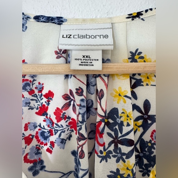 EUC Liz Claiborne Lightweight Floral Blouse in Eggshell - Picture 15 of 16